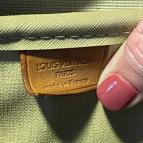 LV Deauville Handbag. Preowned condition. - Picture 4 of 7